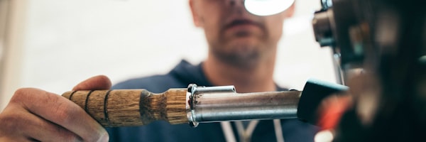 App下载引导图 - 两部手机并排展示8博体育App的课程列表与数据统计界面